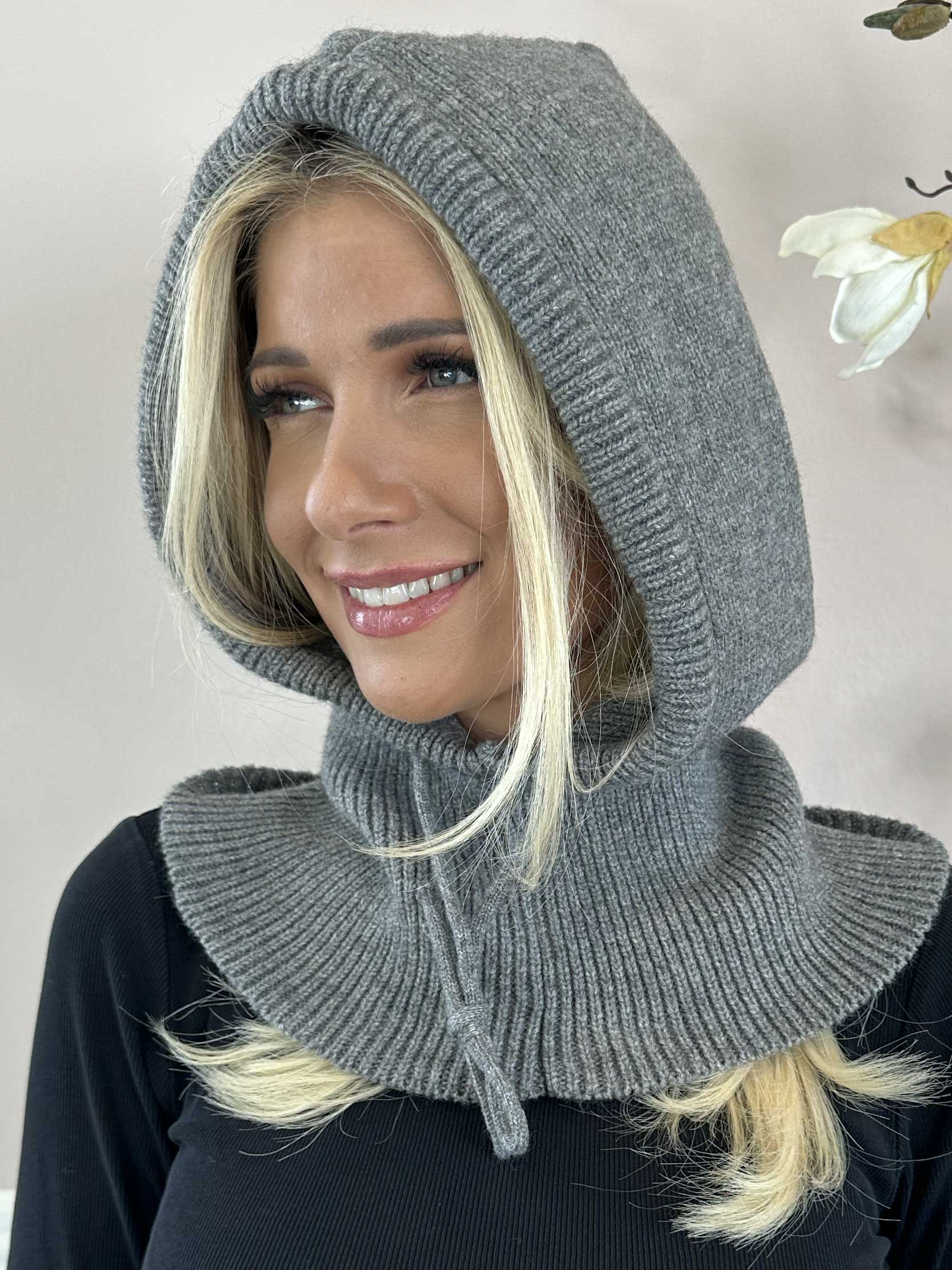 Livia - Stickad mössa med huva och dragsko